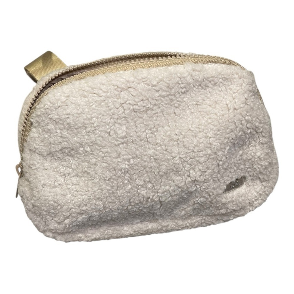 Lolë Sherpa Fleece Belt Bag Cream Crossbody Fanny Pack Cozy Winter NWOT‎